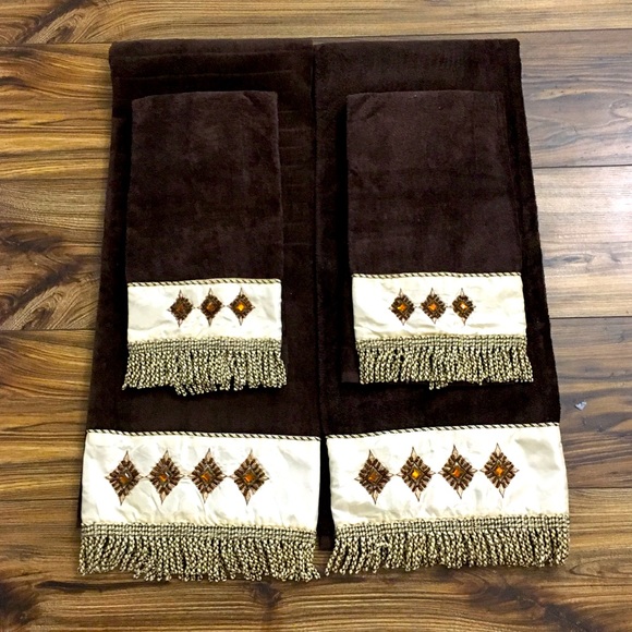 EUC 4pc. Stratford Home Decorative Towel Set - Picture 1 of 8